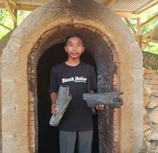 Pembuatan Arang Kayu menggunakan tungku