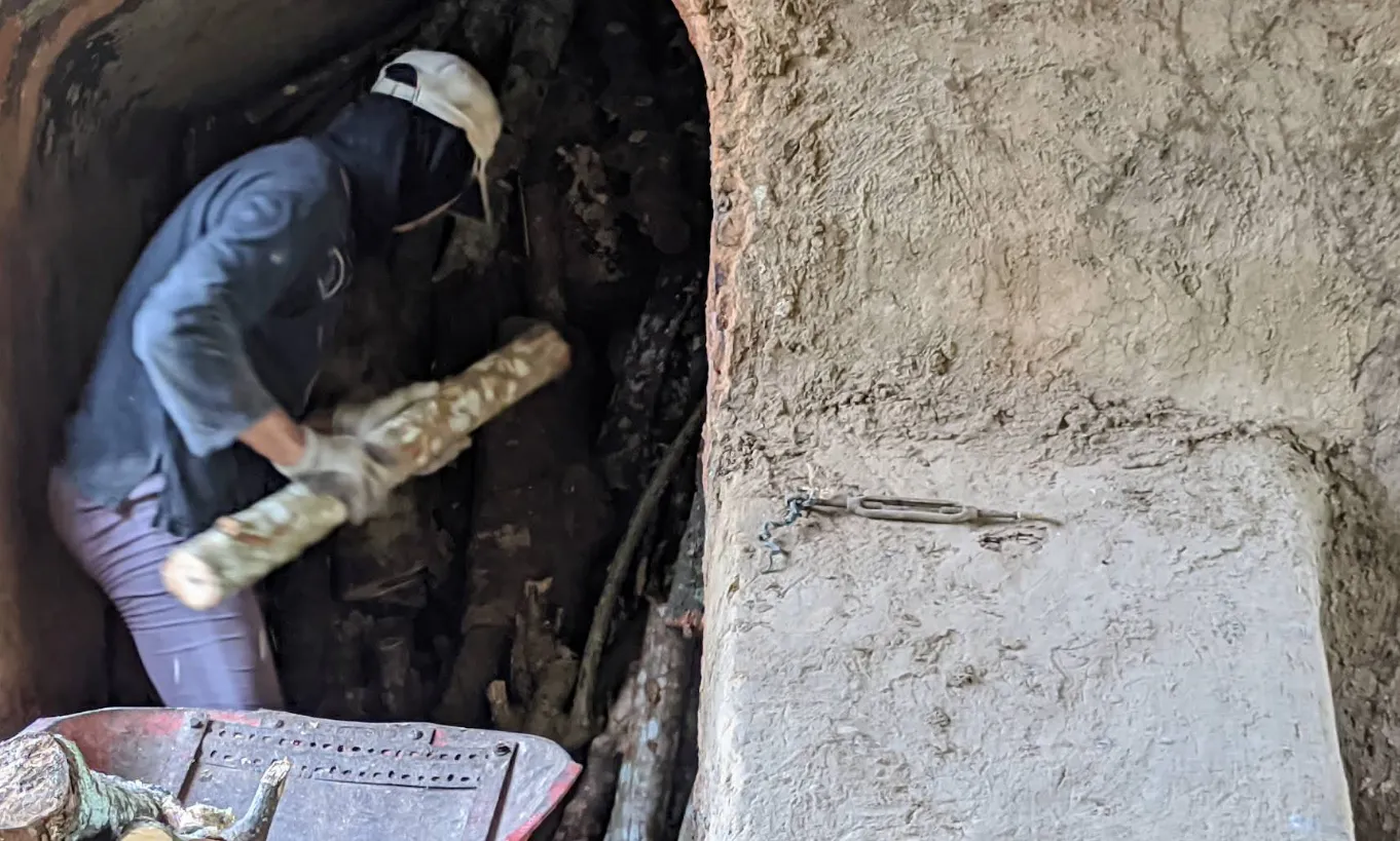 Proses Pembuatan Arang Kayu Keras Menggunakan Tungku Kubah